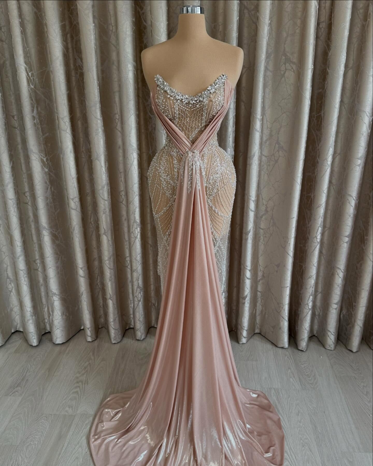 Sexy Evening Dresses Crystal Sequins See Through Gown Strapless Sleeveless Backless Sweep Train Dress Party Customized Dress