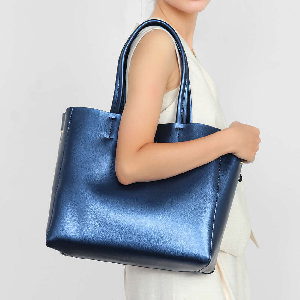 Leather tote bag with large capacity 2025 new fashionable shoulder bag made of cowhide for commuting