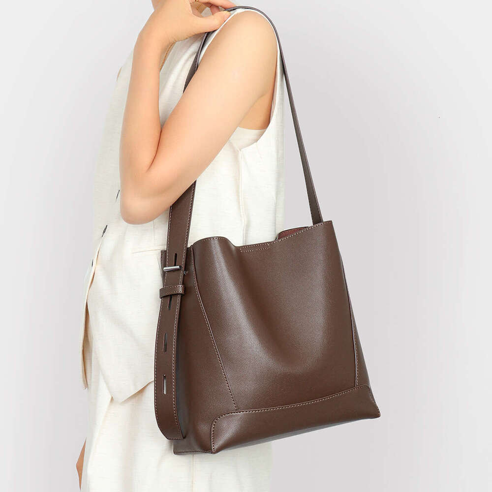 Women's tote bag 2025 New Crossbody Versatile Genuine Leather Single Shoulder Large Capacity Commuter Bucket Bag