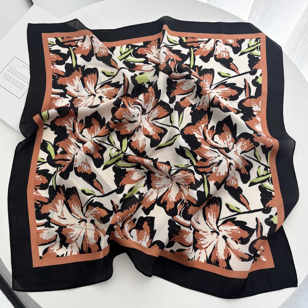 2025 New Luxury Fashion Print 7070cm Square Scarf Wen Soft Satin Haiand Neckerchief Tie Fem band Foard Bag Ribbon Y251024