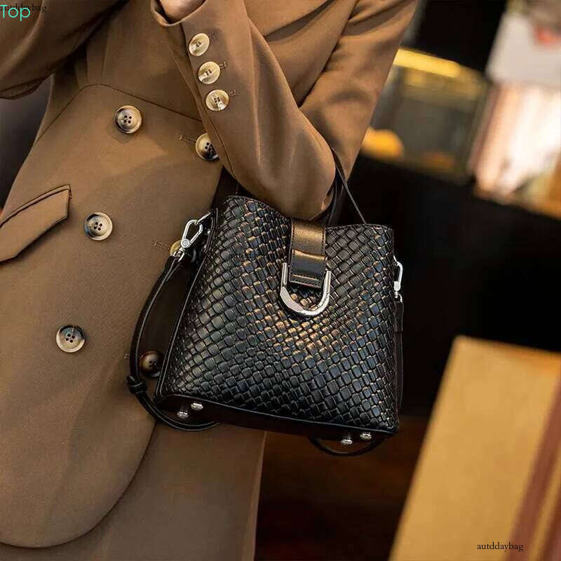 Designer Solid Color Bucket High Quality Crossbody Large Capacity Fashion Shoulder Bag Portable Commuting Handbag