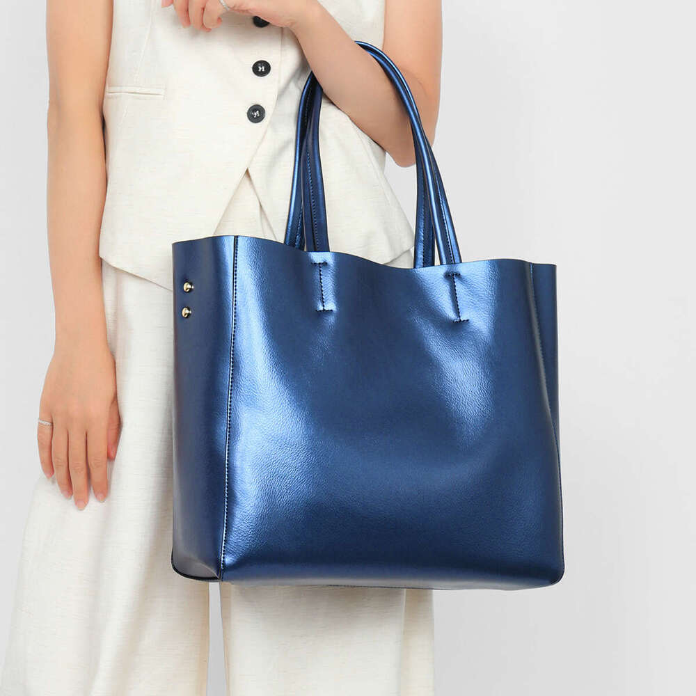 Leather tote bag with large capacity 2025 new fashionable shoulder bag made of cowhide for commuting