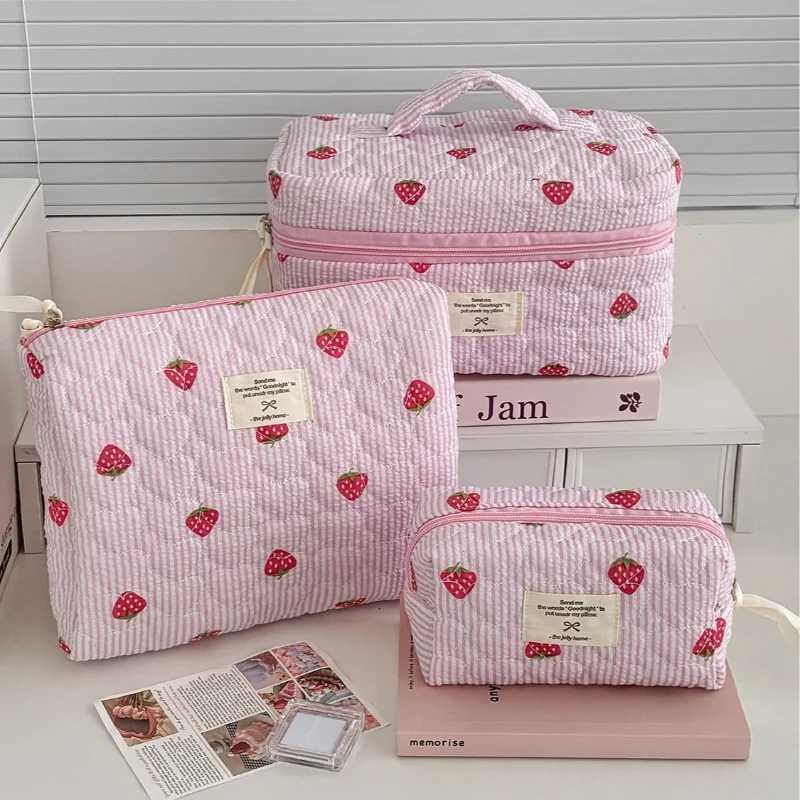 Cute Strawberry Womens Stripe Cosmetic Bags Travel Portable Ladies Clutch Purse Storage Bag Makeup Case Cosmetic OrganizerT251024
