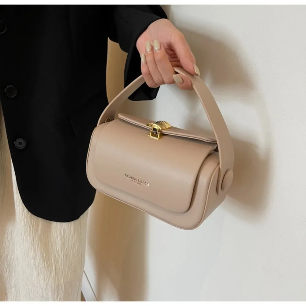 Classic Black Shoulder Bag Womens Versatile Retro Crossbody Square Bags 2024 Large Capacity Textured Leather Flap Handbags 251023