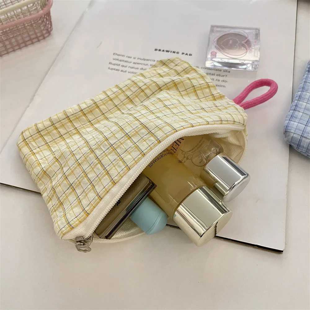 Small Plaid Travel Cosmetic Lipstick Key Card Data Cable Portable Storage Bag Girls Makeup Handbags Wallet Pouch Bags OrganizerT251024
