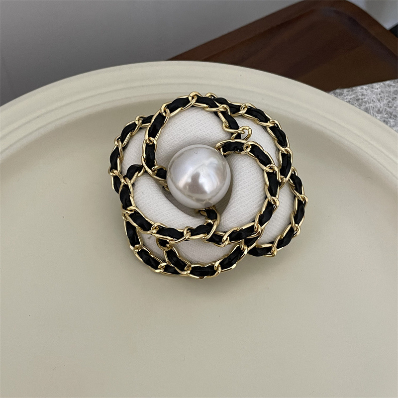 Designer brooch High end niche exquisite elegant feather brooch camellia pearl inlaid diamond brooch Jewelry Pin gift for women free shipping