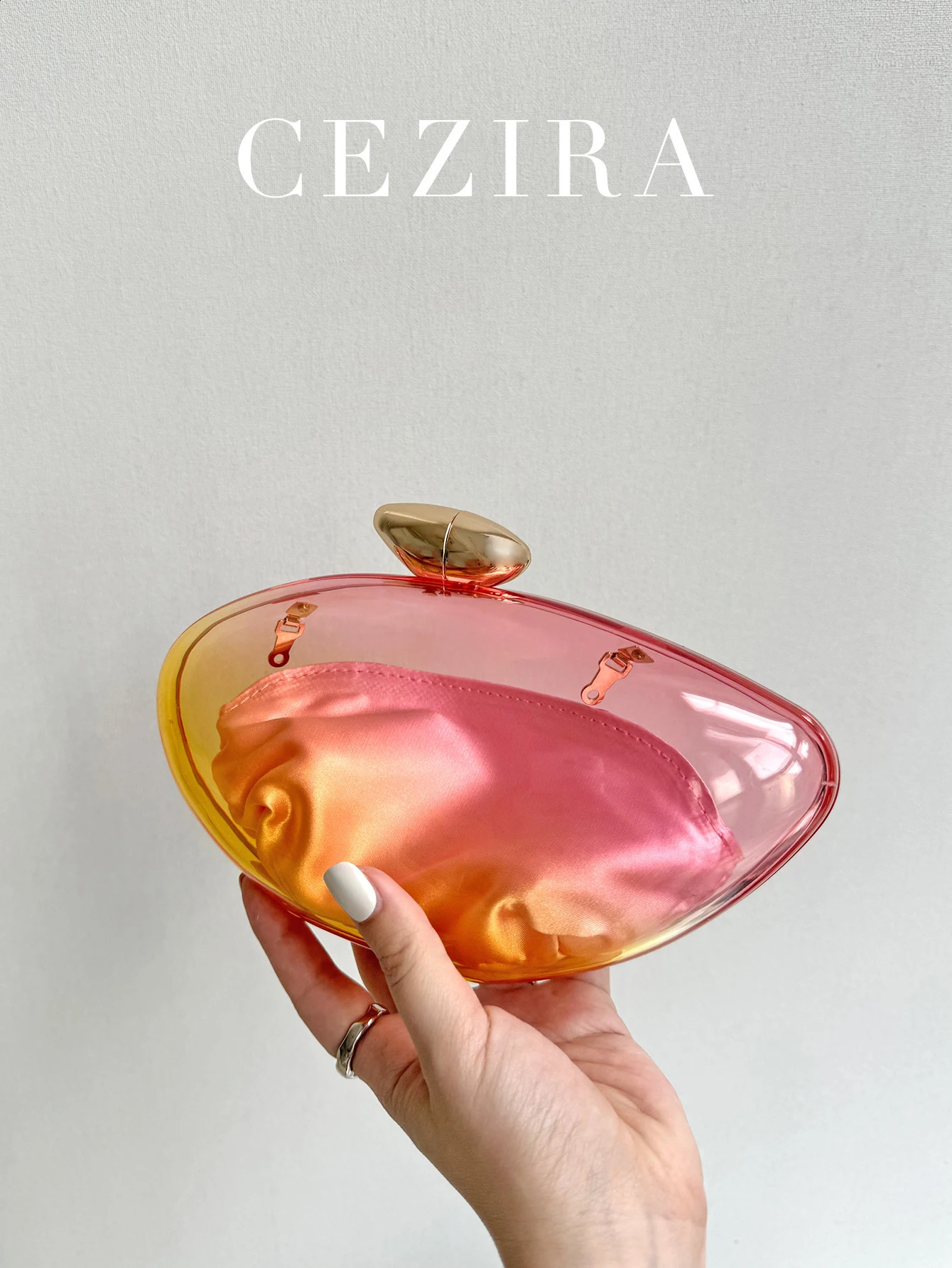 Niche Transparent Acrylic Clutch Handbag Womens Fashionable Gradient Color Evening Bag Gold Metal Chain Crossbody 251023