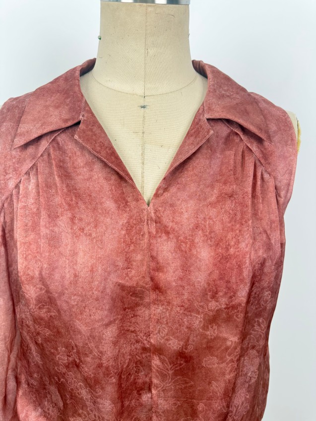 Simple, sophisticated, and elegant silk sleeveless top with a youthful, graceful vibe JYS37083