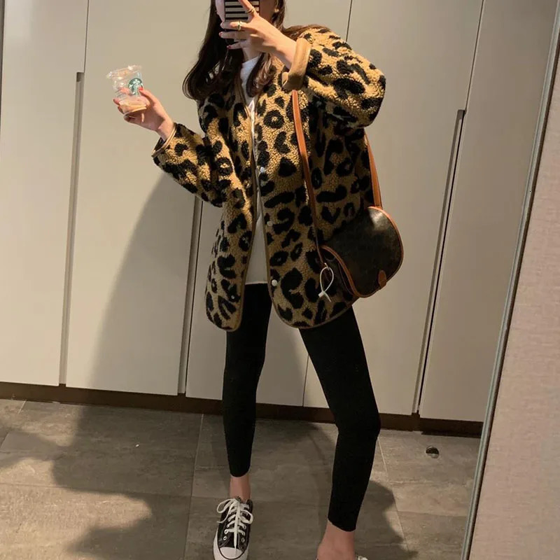 Vintage Leopard Print Winter Warm Coats Female Fashion Lightweight Lamb Wool Jacket Women Casual Loose Plush Short Outerwear 251021
