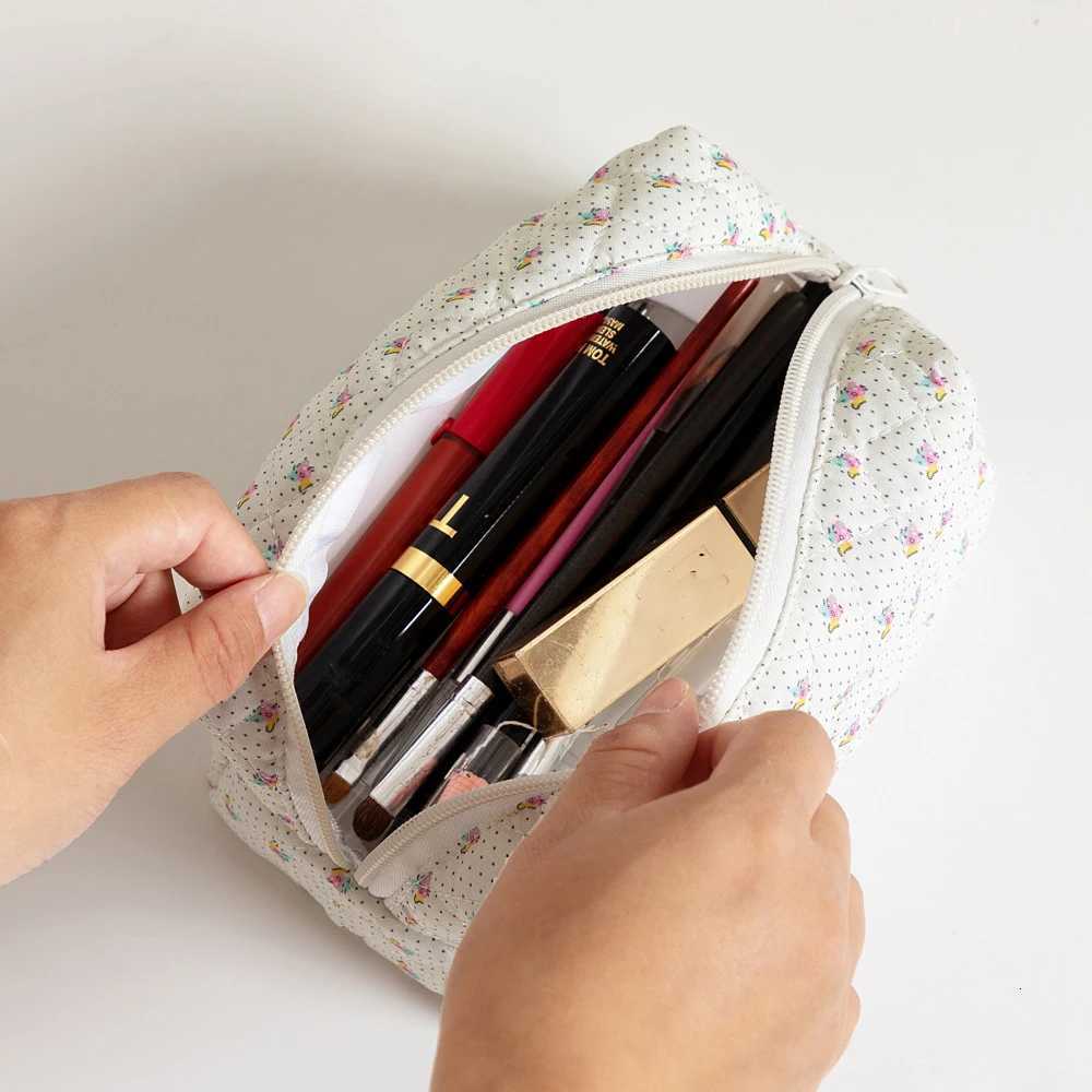 Storage Organizer Floral Puffy Quilted Makeup Bag Flower Printed Cosmetic Pouch Large Travel Cosmetic Bag Makeup AccessoryT251024