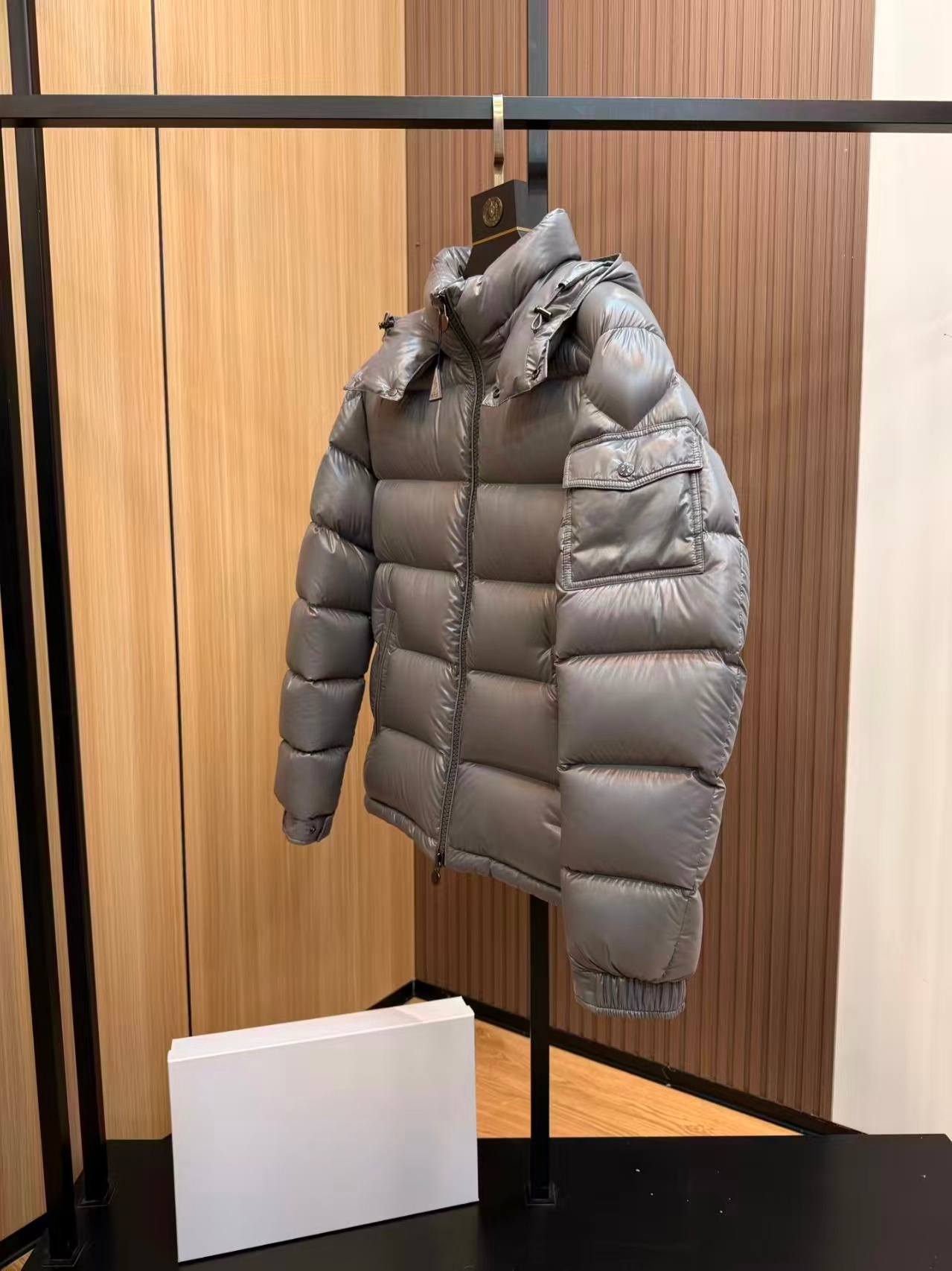 Chic Unisex Cold Weather Vest: Contemporary Down Jacket Fit For All Seasons