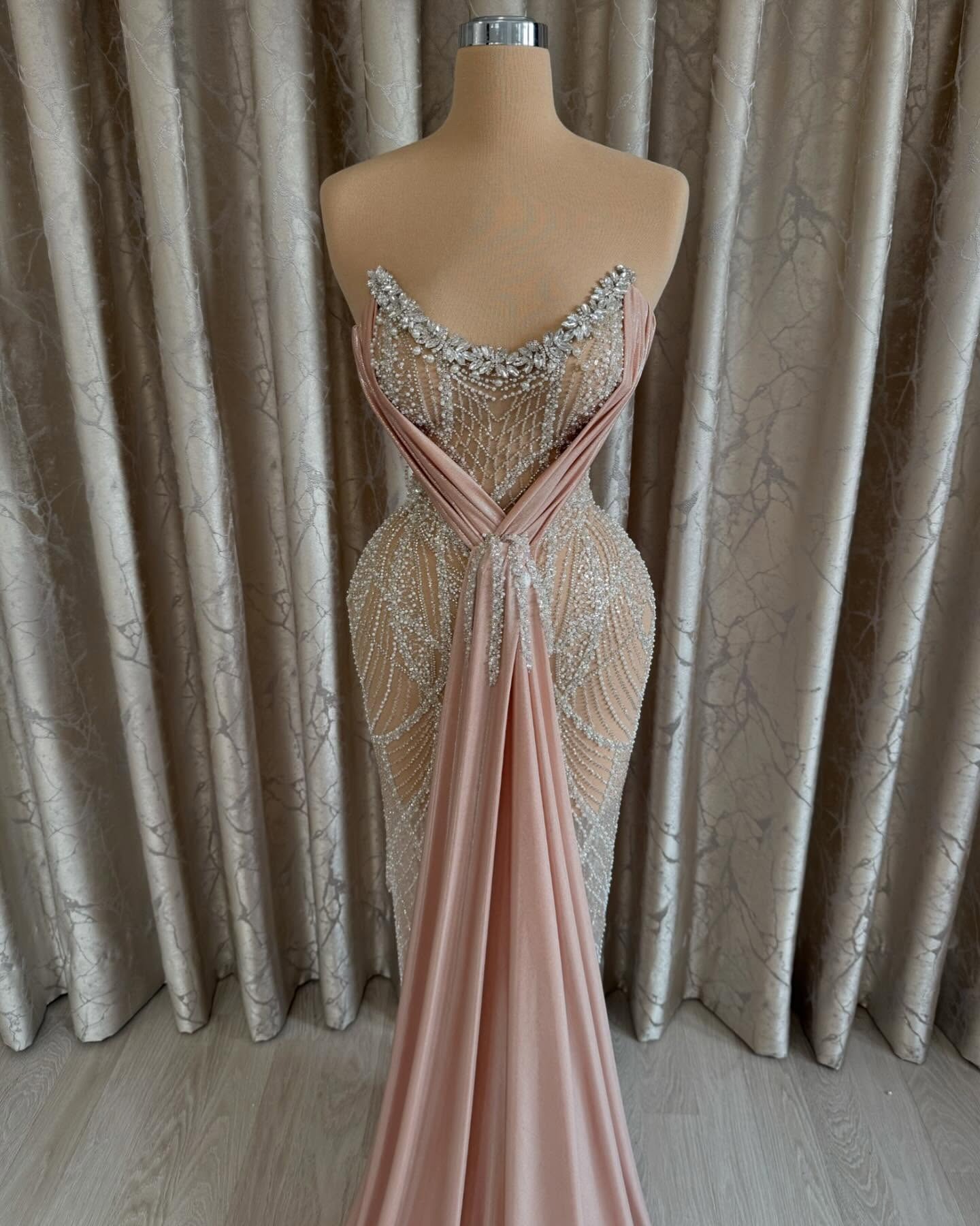Sexy Evening Dresses Crystal Sequins See Through Gown Strapless Sleeveless Backless Sweep Train Dress Party Customized Dress