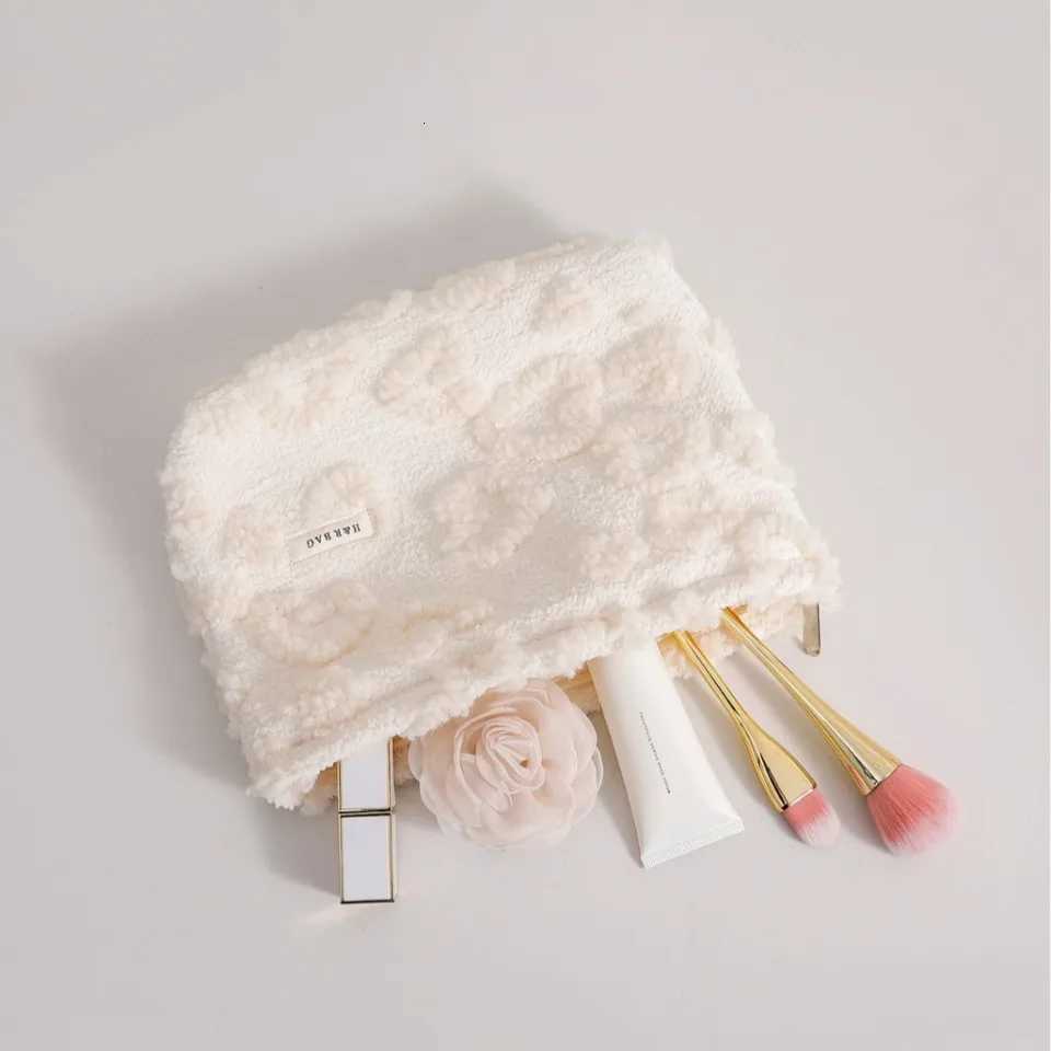 HeartShaped Plush Makeup Bag Travel Cosmetic Pouch Portable Skincare Organizer Unscented Soft Faux Fur Toiletry HandbagT251024