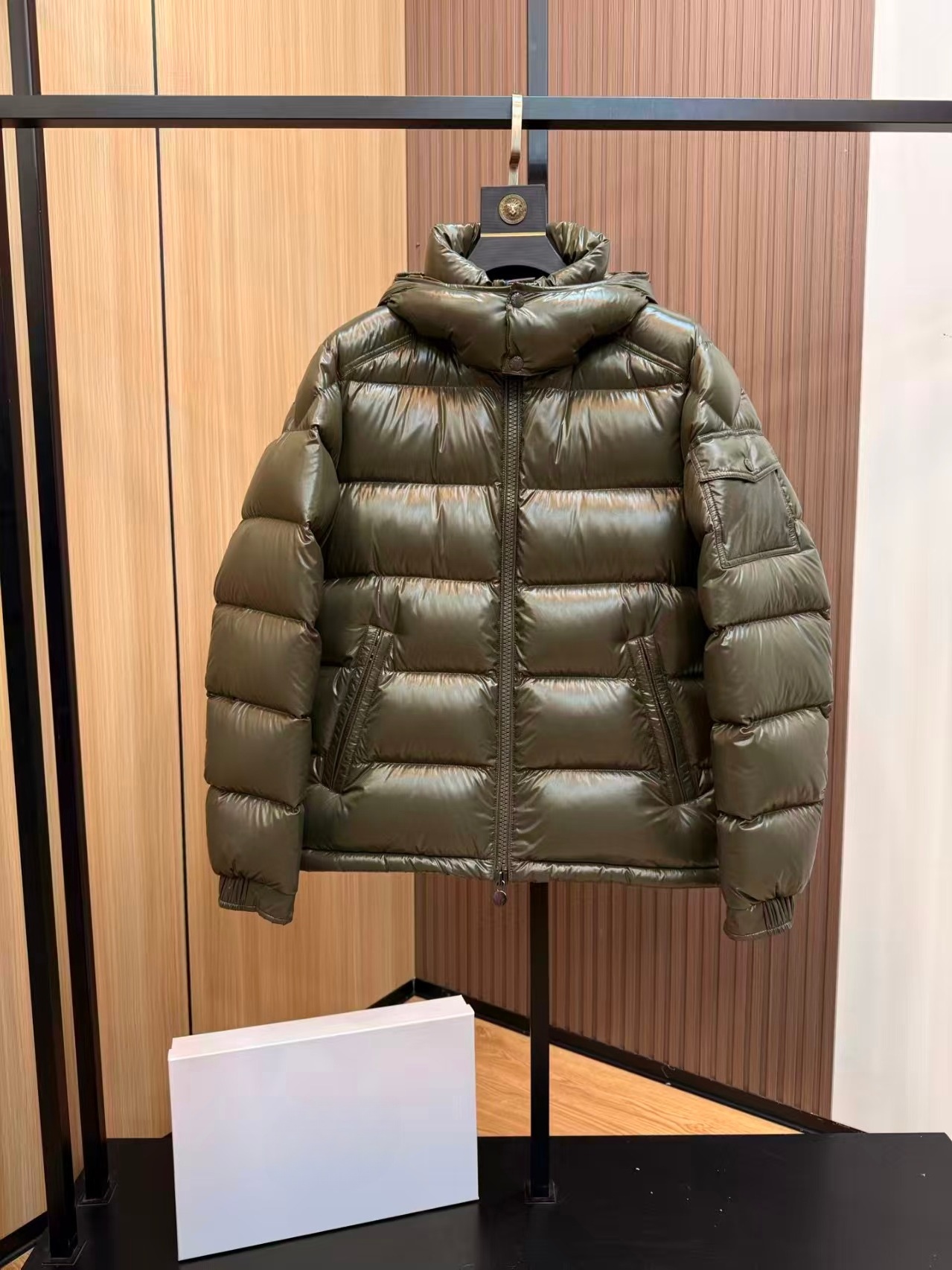 Chic Unisex Cold Weather Vest: Contemporary Down Jacket Fit For All Seasons