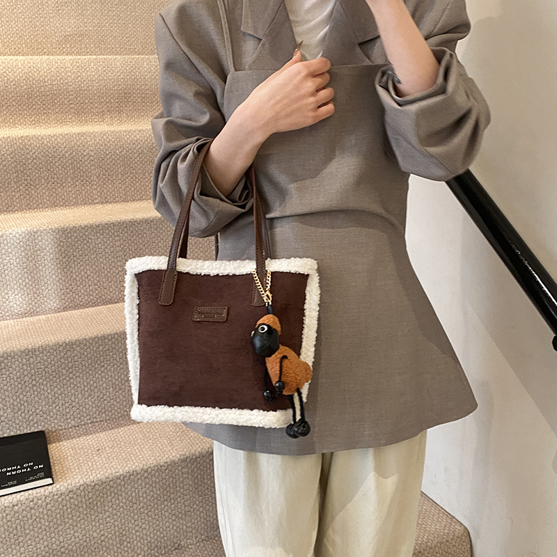 Women's 2025 New Autumn Winter Super Hot Lamb Wool Fur Velvet Vegetable Basket Casual Versatile Shoulder Bag