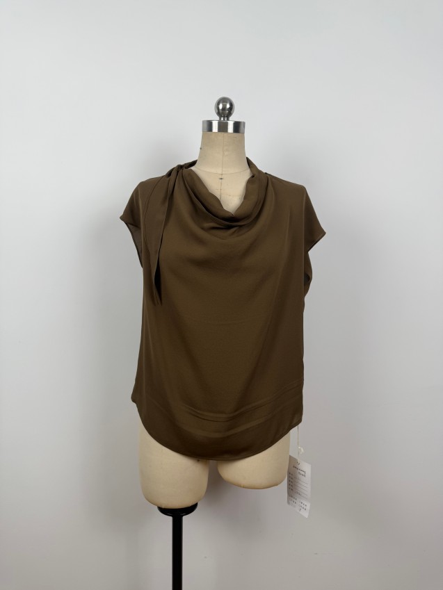 Simple, sophisticated, and elegant silk short-sleeve top Effortlessly chic with an innate sense of high-end beauty JYS37053