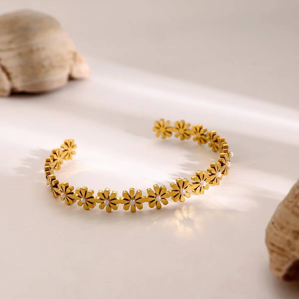 Wholesale Factory Direct Sales French Classic 18k Gold Stainless Steel Small Daisy Sticky Pearl Open Bracelet