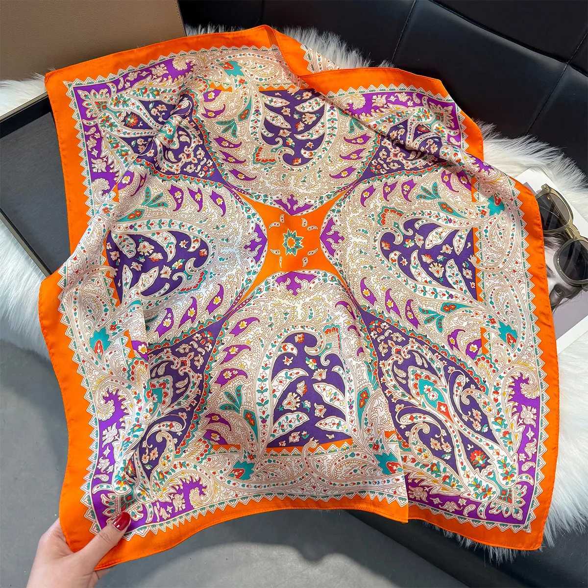 2025 Design Paisley Print 7070cm Square Scarf Wen Soft Satin Haiand Neckerchief Tie Fem band Foard Bag Ribbon Gift Y251024