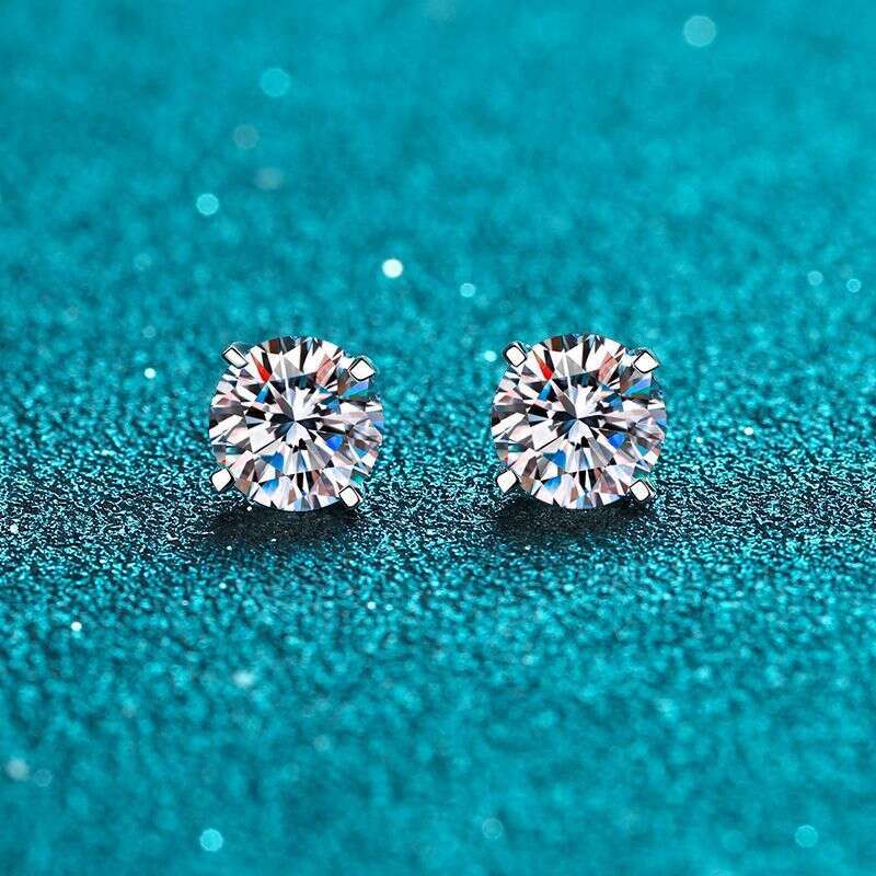 DHCollections-- XDY Sterling Sier Four-Prong 20 30 50 80 Points 1 2 Moissanite Stud Earrings Simple Style