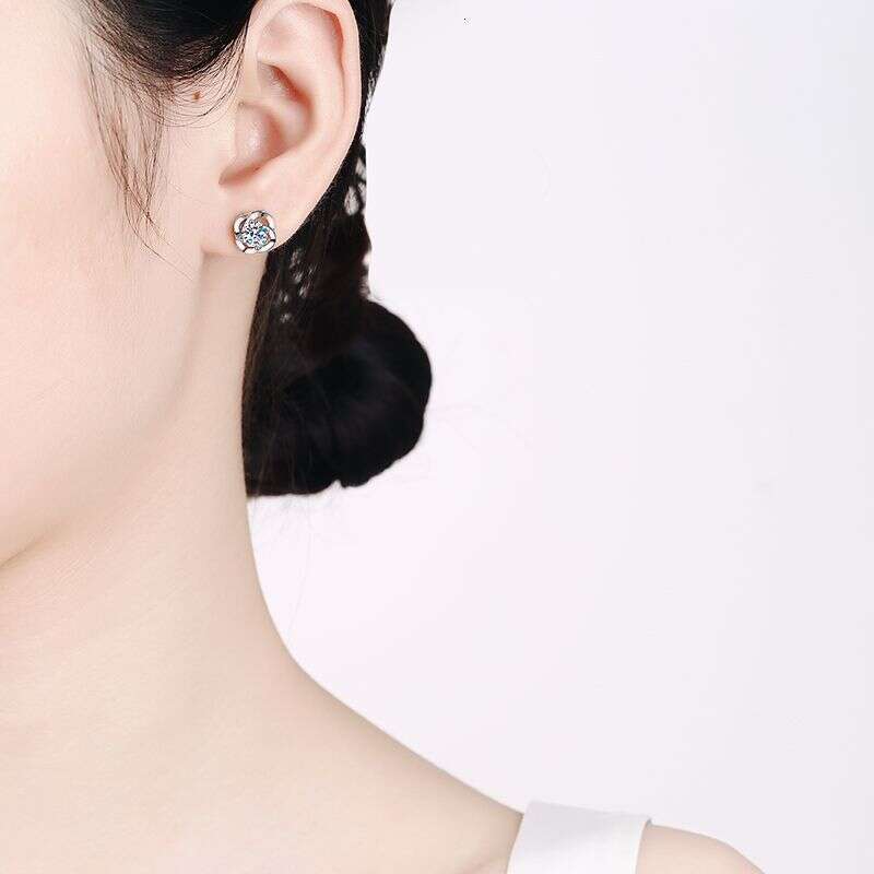 DHCollections-- XDY Pure Sier for Women Same Style 30 50 Points Simple Four-Prong Moissanite Stud Earrings Straight