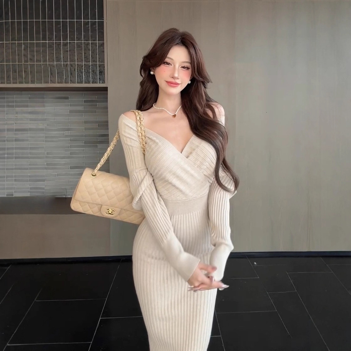 New women's designer V-neck knitted dress autumn and winter new slim fit dress long skirt waist elegant dress