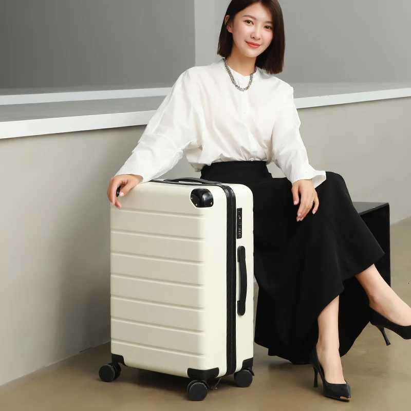 Travel Suitcase on Wheels Fashion Large Capacity Combination Lock Suitcase Student Zipper lightweight Rolling Luggage CaseW251024