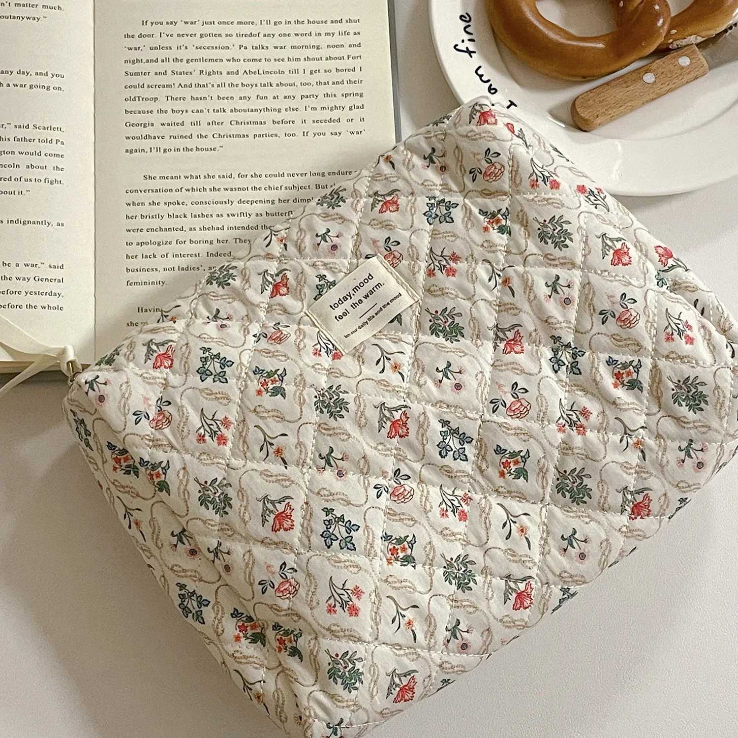 Retro Large Capacity Womens Floral Storage Bag Portable Ladies Travel Cosmetic Bags Female Flower Makeup Cases Clutch PurseT251024
