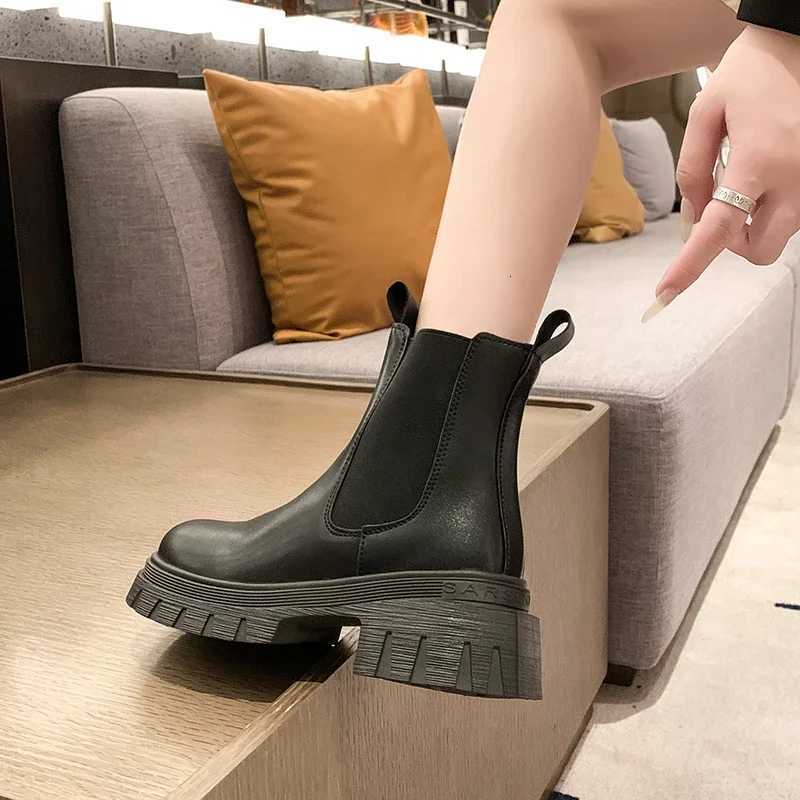 Autumn and Winter New Round Toe Low Heel Womens Boots Chelsea Motorcycle Boots Solid Color Breathable Casual Womens Boots W251024