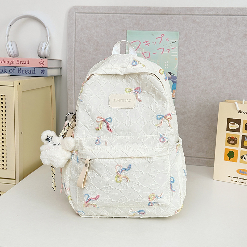 The new designer backpack cartoon backpack is very suitable for middle school girls as a multifunctional large capacity backpack