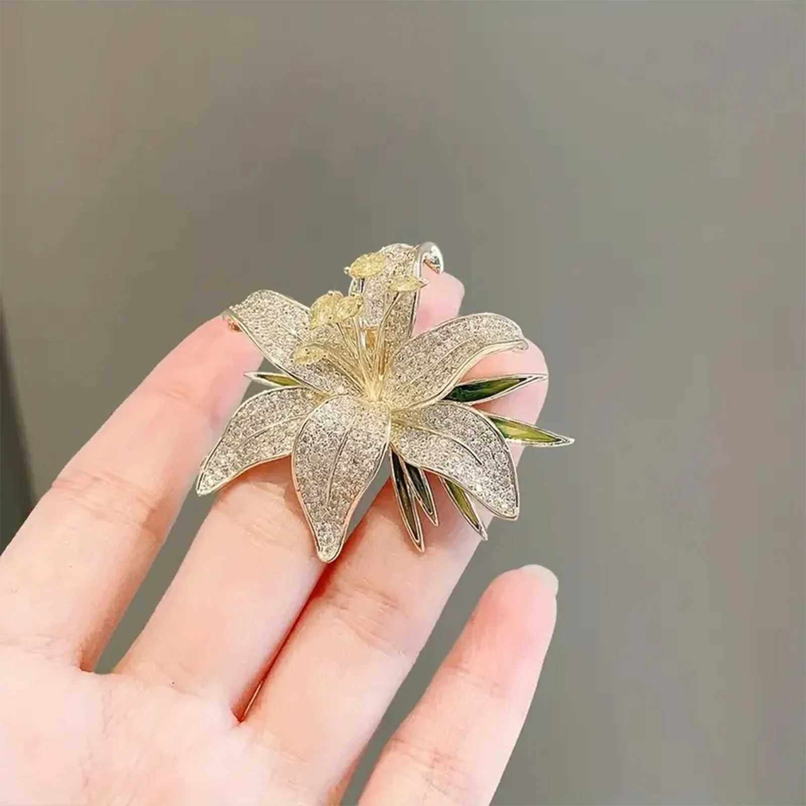 Luxurious Lily Flower Brooch Elegant and Simple Style Versatile Pin Collar Fashionable Accessory J251115