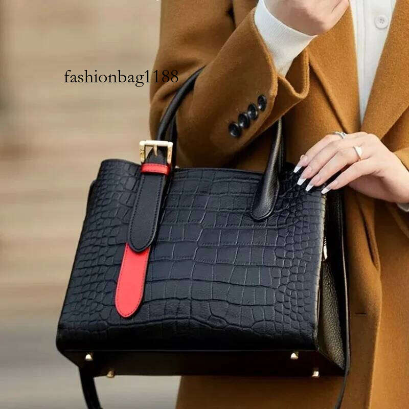 Leather handbag, women's high-quality shoulder fashionable and atmospheric crossbody bag, large capacity commuting bag