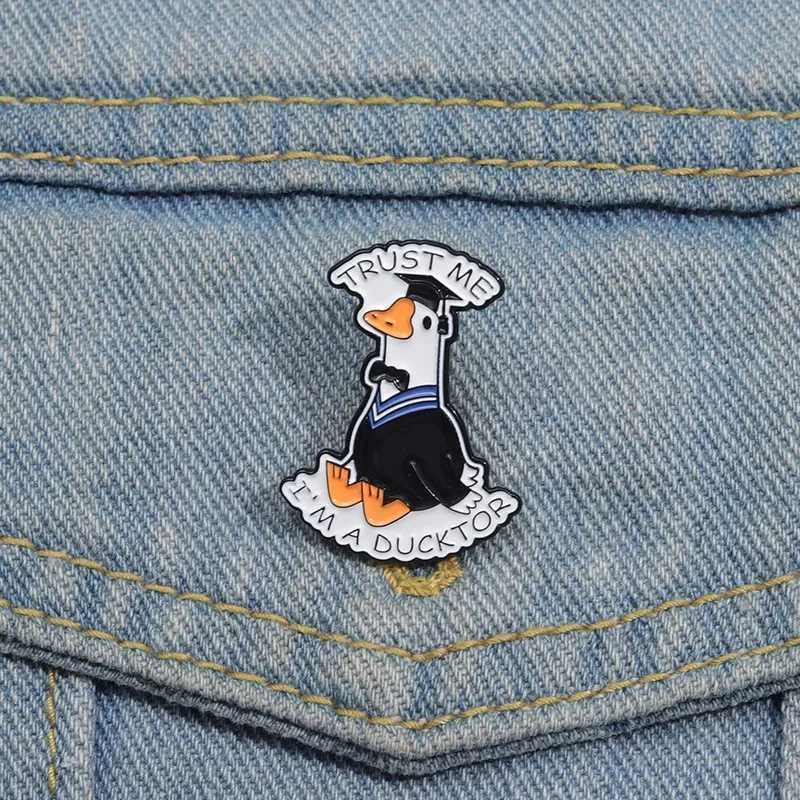 Cartoon Graduate Duck Enamel Pins TRUST ME IM A DUCKTOR Creative Animal Brooch Lapel Badges Decor Jewelry Gifts J251115