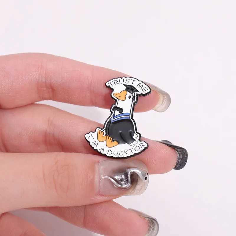 Cartoon Graduate Duck Enamel Pins TRUST ME IM A DUCKTOR Creative Animal Brooch Lapel Badges Decor Jewelry Gifts J251115
