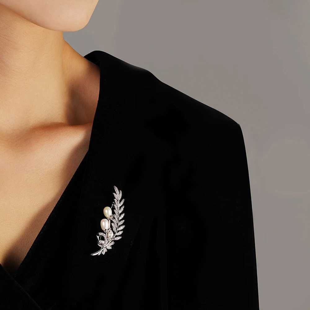 2025 New Luxury Feather Brooches Natural Freshwater Pearl Zircon Pin Womens Suit Accessories Dinner Corsage J251115