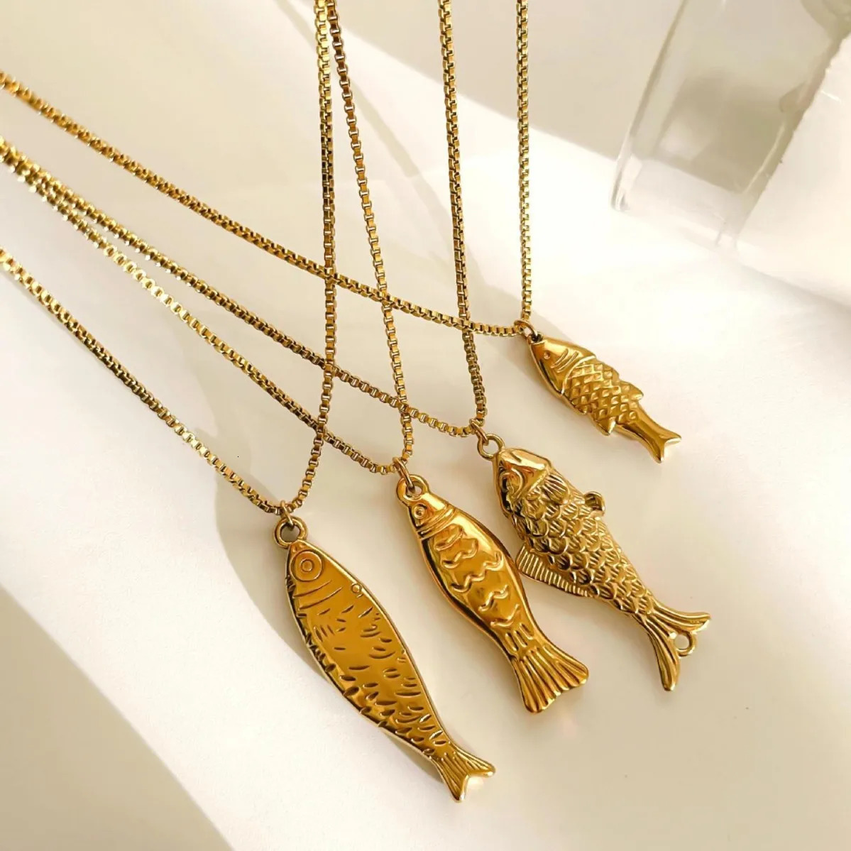 12pcsLot Cute Stainless Steel Gold Plated Small Fish Pendant Necklace for Women Waterproof Beach Party Jewelry Summer Gift 251023