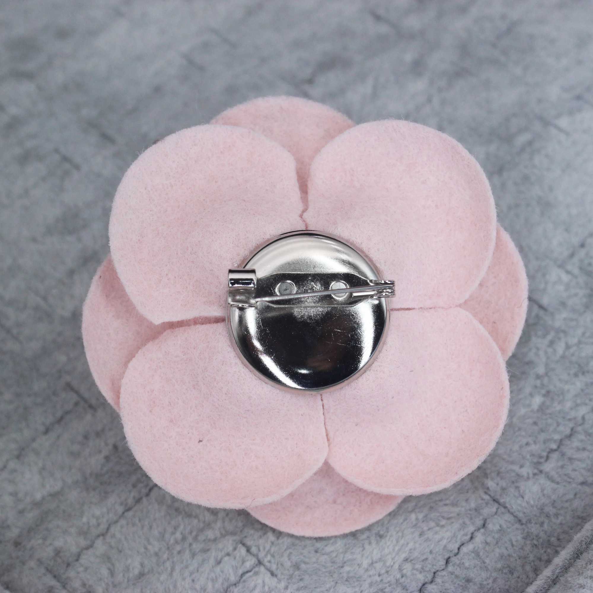 Big Fabric Camellia Brooch Luxury Imitation Wool Pin Brooches for Women Fashion Clothes Corsage Jewelry Accessories J251115