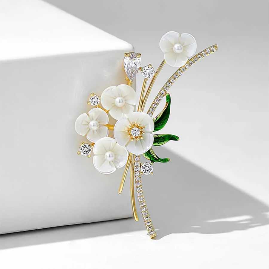 New Delicate Floral Brooch Pin Unisex Highend Feminine Pearl Corsage Luxury Design White Crystal Pins Rhinestone Accessories J251115