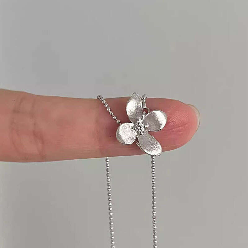 Irregular Brushed Flower Pendant Necklace for Women, Exquisite High-end Niche Design Clavicle Chain