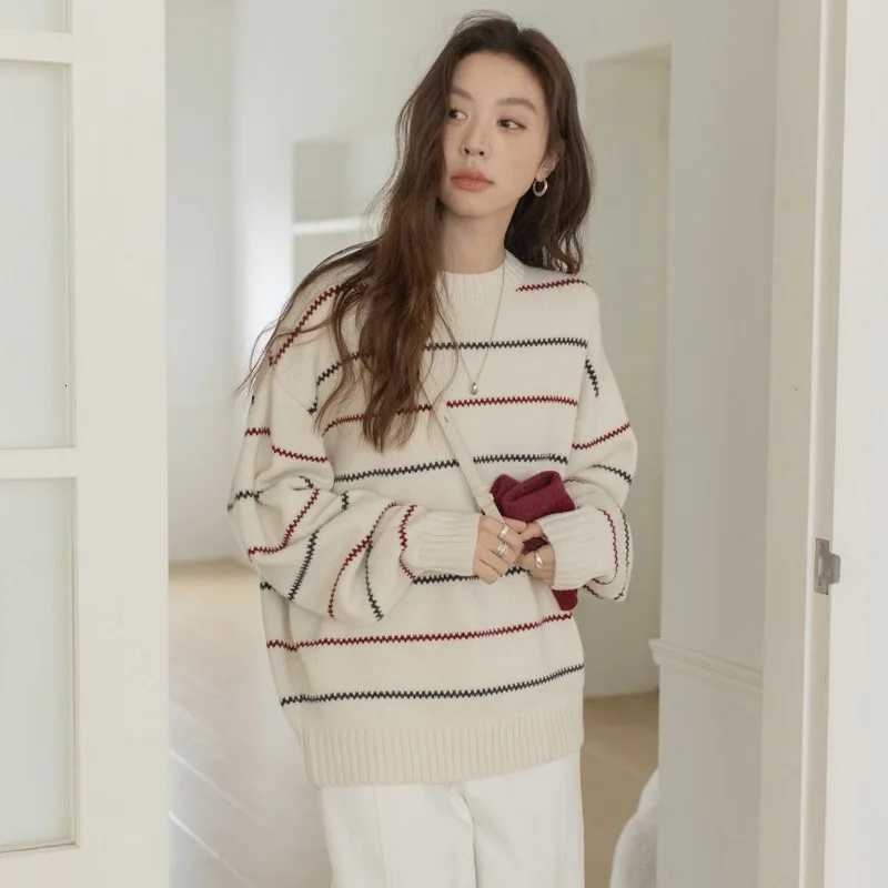 2025 Autumn Korean Striped Oneck Sweater for Women Casual Loose Knitted Top Elegant Long Sleeved Sweater Preppy Style KnitwearT251025