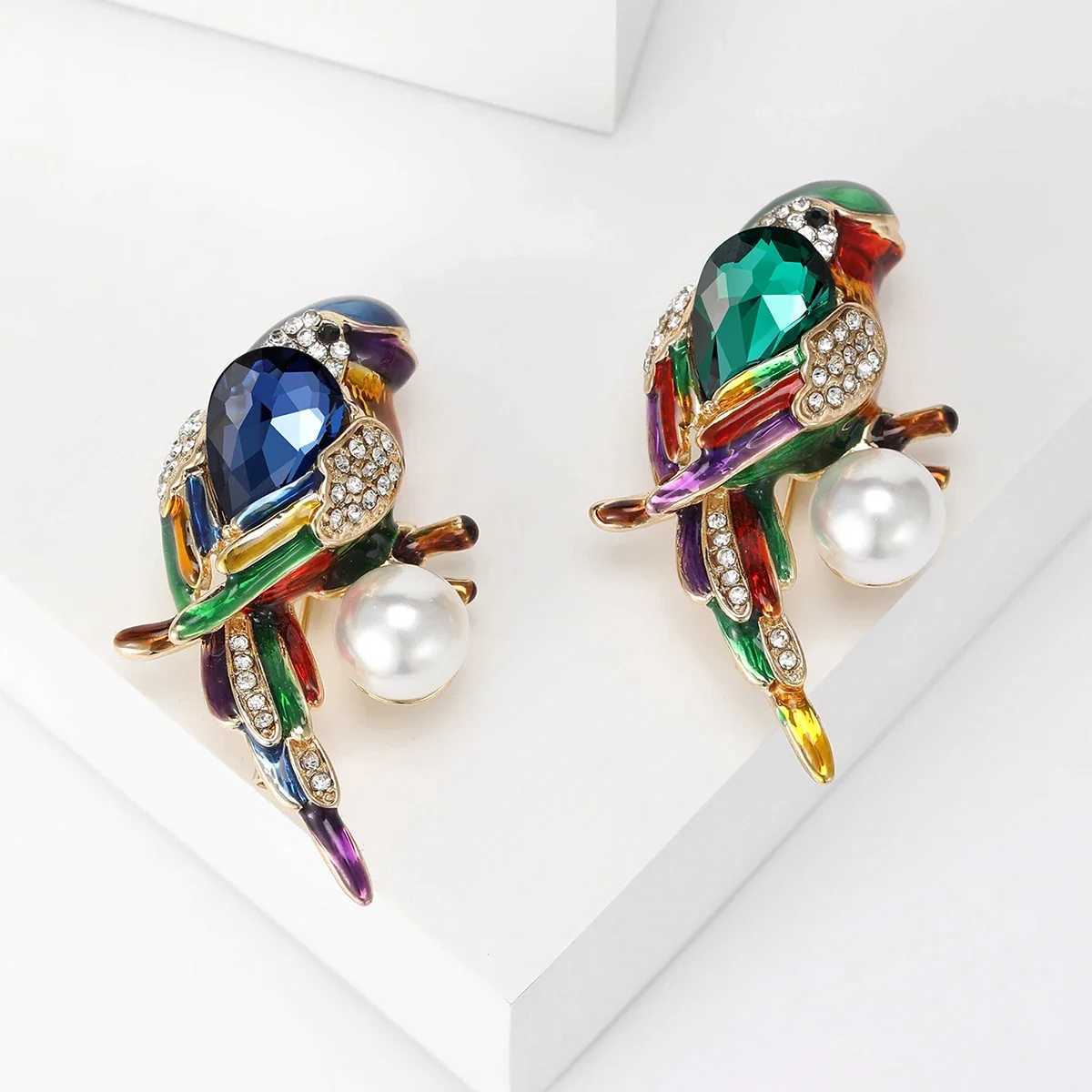 Rhinestone Parrot Brooches for Women Enamel Bird Pins Event Party Backpack Decoration Clothes Accessories J251115