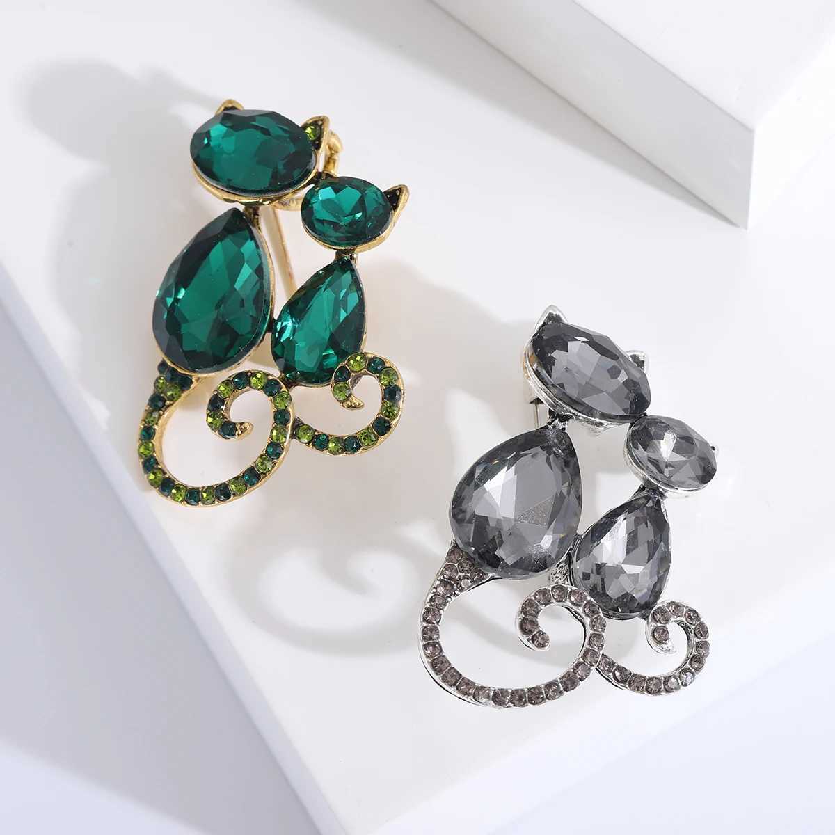 Rhinestone Kitten Pins for Women Unisex Enamel Animal Brooches Cat Lapel Pin Event Party Backpack Decoration Clothes Accessories J251115