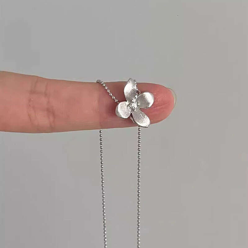 Irregular Brushed Flower Pendant Necklace for Women, Exquisite High-end Niche Design Clavicle Chain