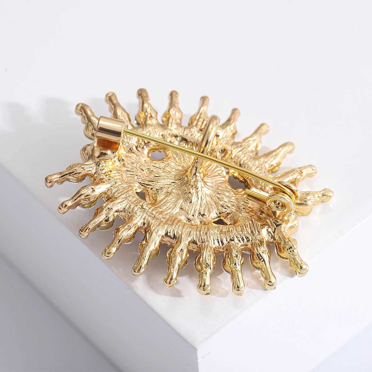 Rhinestone Eyes Brooches for Women Unisex Glass Figure Apparatus Pins Banquet Party Backpack Gifts Jewelry Accessories J251115