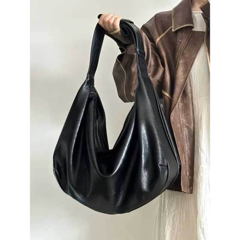 Womens large capacity tote bag new dark single shoulder womens dumpling bag highend multifunctional commuting crossbody bag Z251024