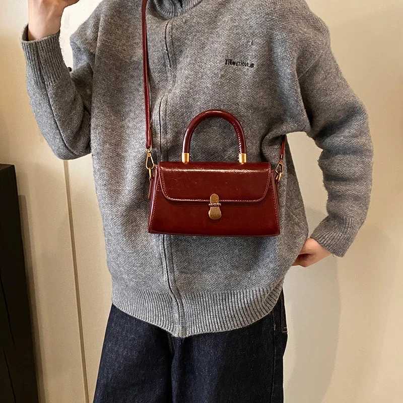 LEFTSIDE Small PU Leather Crossbody Bags Lady with Short Handle Flap Shoulder Bag for Women 2024 Designer Y2K Ladies Handbags Z251024