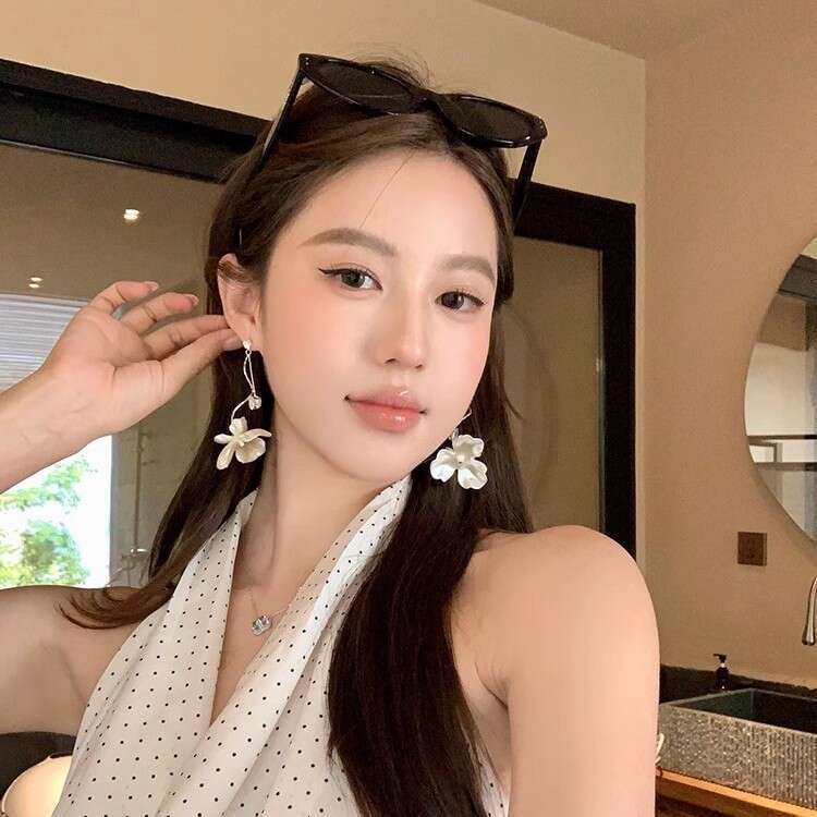 French Floral Long Beach Vacation Style Women's Light Elegant High-end Sense Earrings Exquisite Fashion Ear Jewelry
