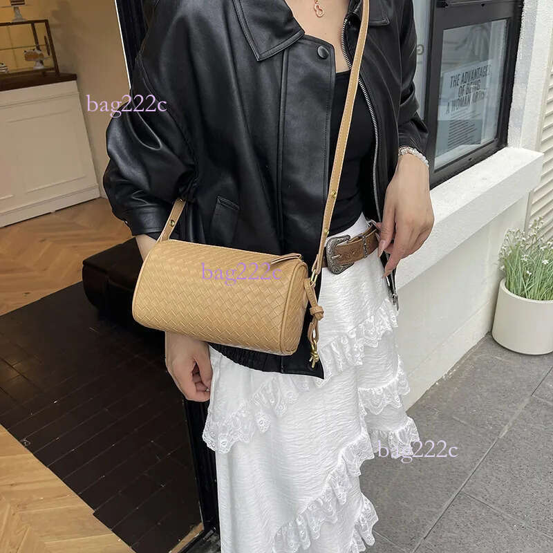 Brand Designer Fashion Woven Pillow For Women New High-End Retro Commuter Shoulder Crossbody Cylinder Bag
