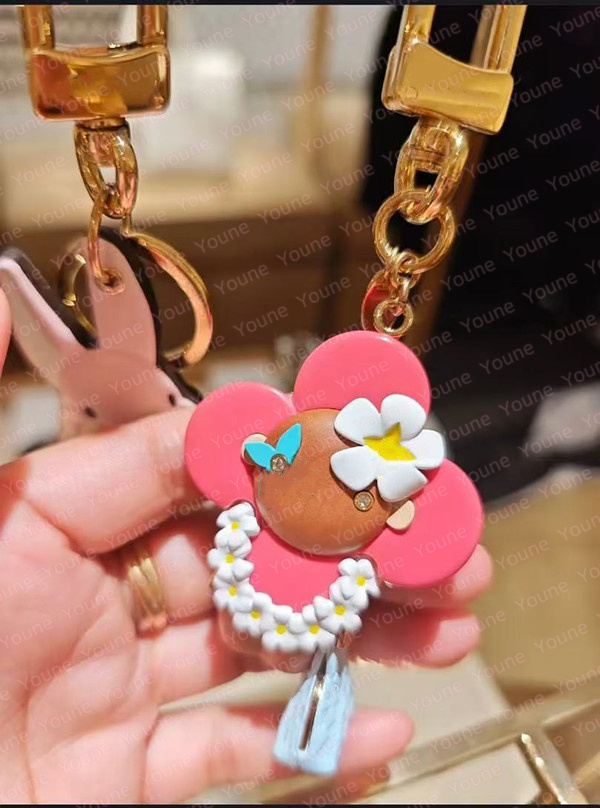 Designer Sunflower Hawaii Doll Bag Charm Luxury Candy Heart Keychain Keying Bag Charms With Colorour L Letter Pendant Fashion Cartoon Womens Key Holder