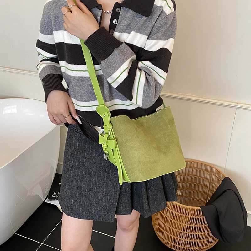 LEFTSIDE Luxury PU Leather Small Bucket Bag Female Crossbody Bag 2025 Winter Retro Female Handbags and Purses Shoulder Bag Z251024