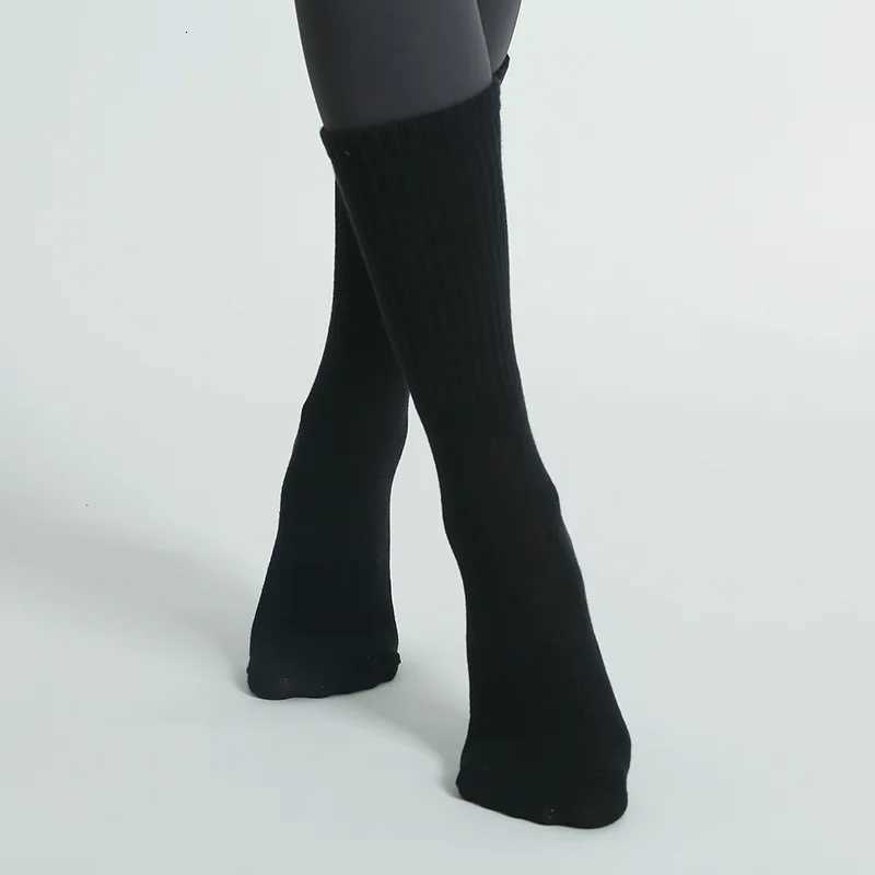 Middle Tube Yoga socks Women Autumn Winter Nonslip Pilates Socks Women Sports Socks Cotton Striped Fitness Skipping Socks Y251024